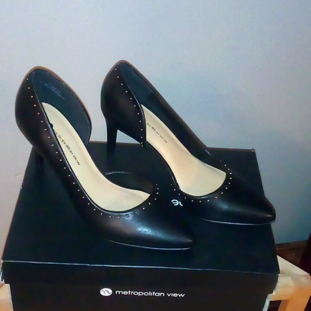 Women's Metropolitan View stud Black Pump. Size 7.